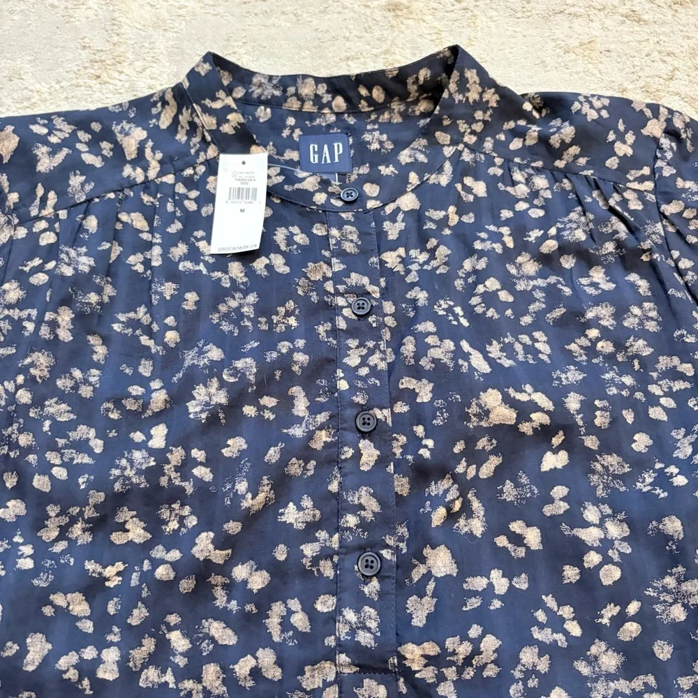GAP Navy Blue Abstract Floral 1/2 Button Down Blouse Size Medium New With Tags - Picture 4 of 9
